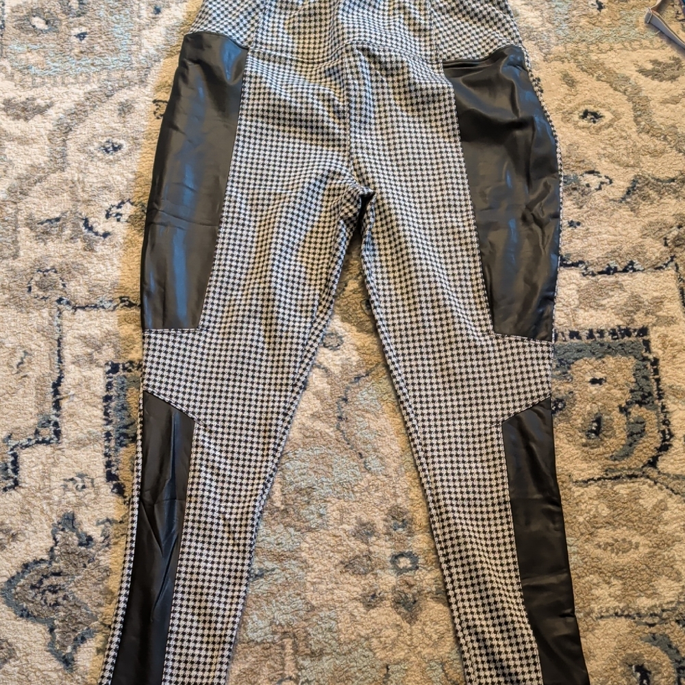 Black and White Houndstooth Leggings